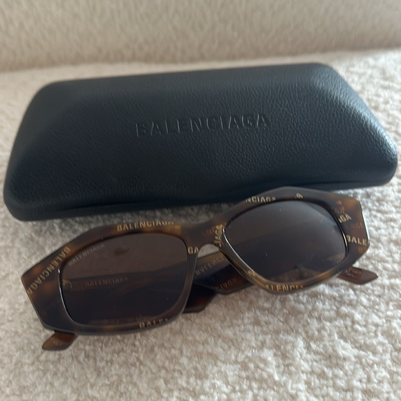 Balenciaga Tortoiseshell CatEye Logo Sunnies - Picture 3 of 5